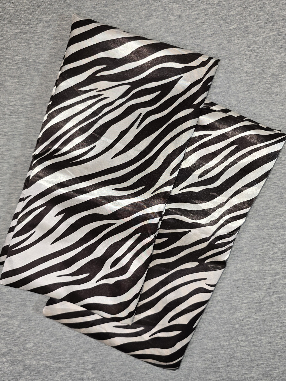 2 pieces zebra print pillow case. Satiny texture, gentle on hair. Zipper closure